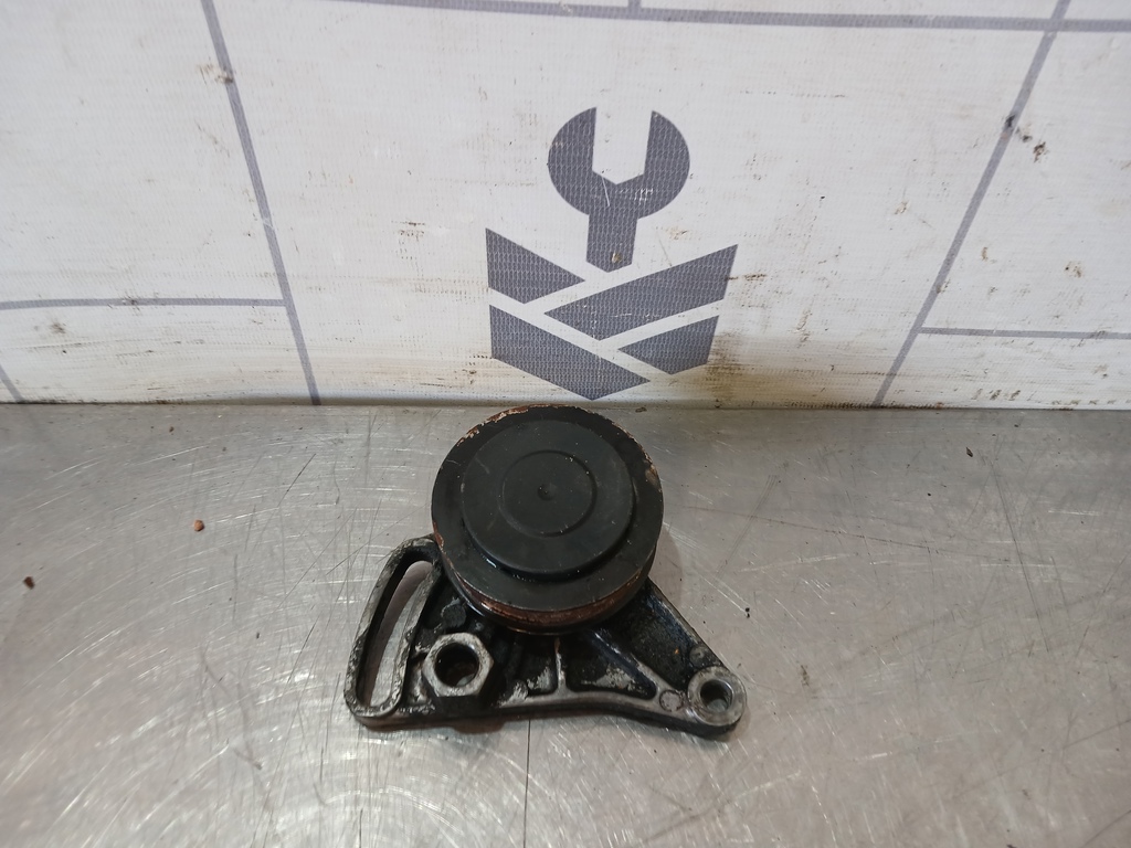 VW Passat B5 96-00 для Ролик руч.ремня с кронштейном