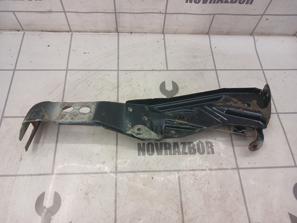 Audi A6 (C4) 1994-1997 для Кронштейн замка капота