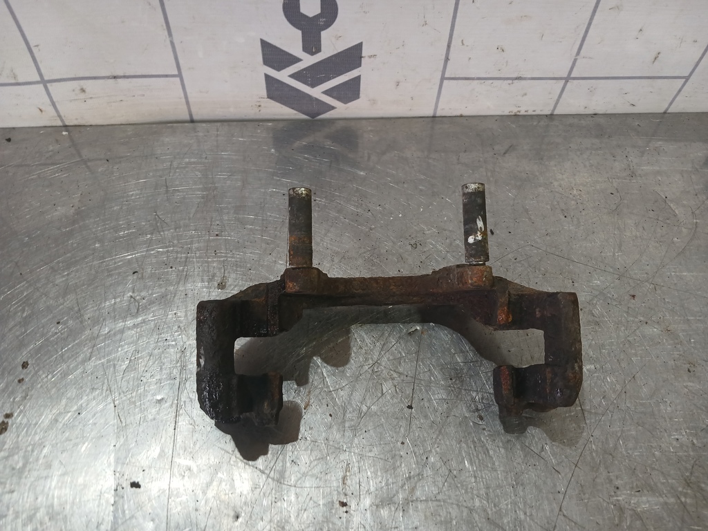 Audi A6 (C4) 1994-1997 для Скоба суппорта переднего