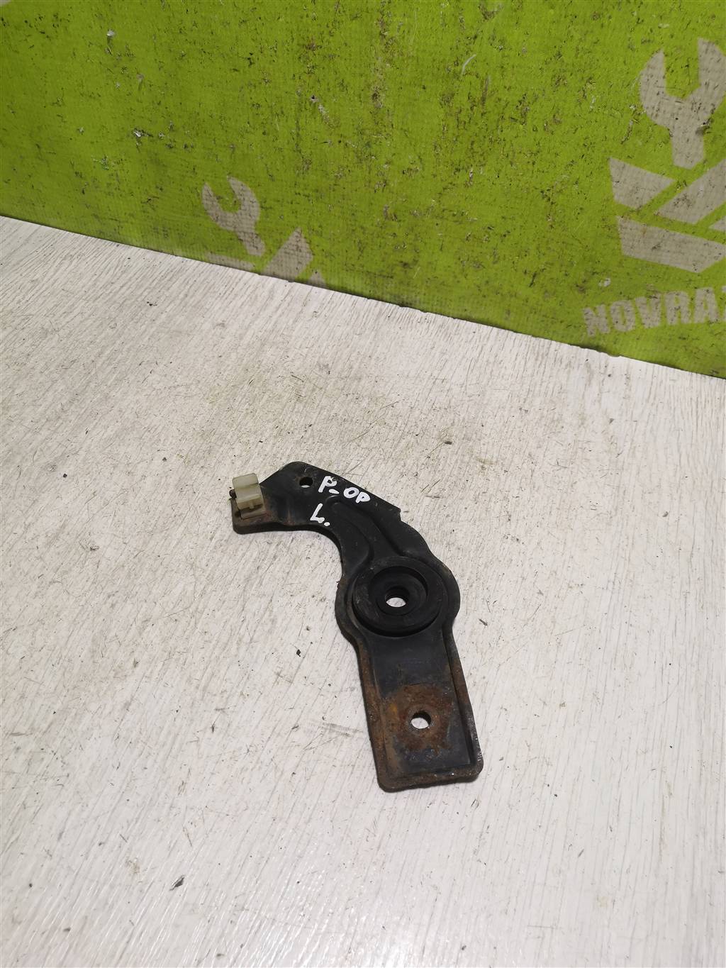 Nissan Primera P11 96-02 для Кронштейн радиатора