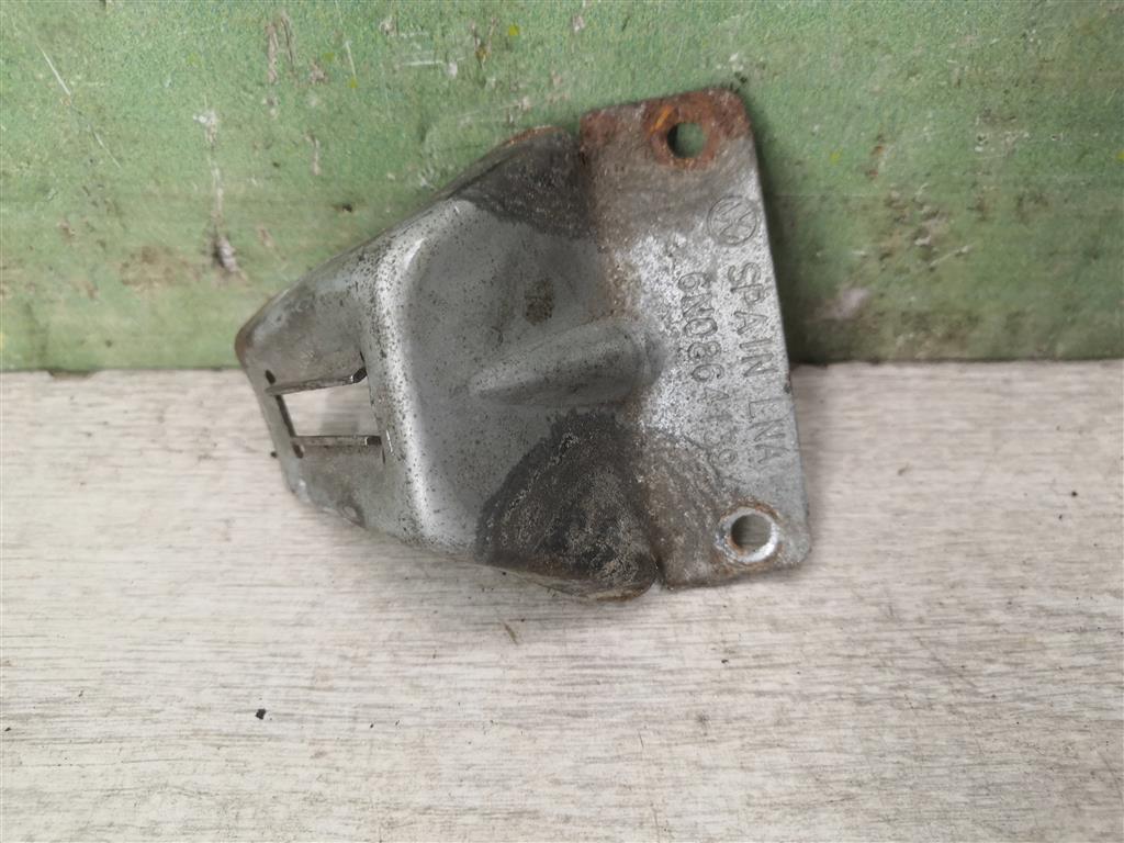 VW Polo Classic 95-02 для Кронштейн (сопут. товар)