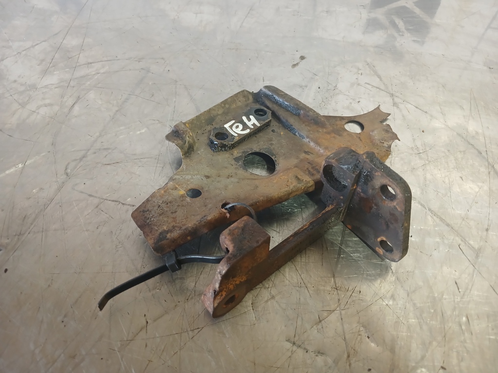 VW Passat  B3  1988-1993 для Кронштейн генератора