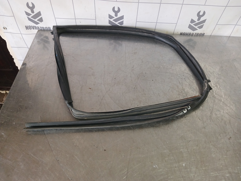 Suzuki SX4 2006-2013 для Уплотнитель стекла двери