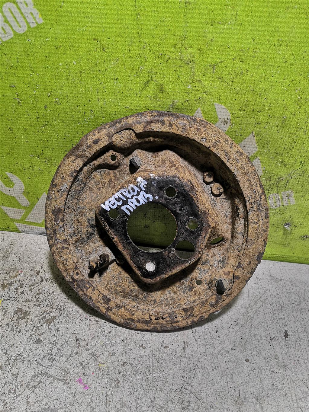 Opel Vectra A 1988-1995 для Щит опорный задний правый