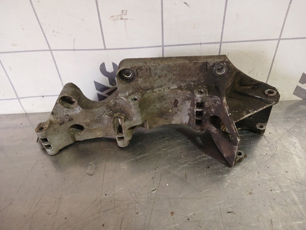 VW Golf 4 Bora 97-05 для Кронштейн генератора