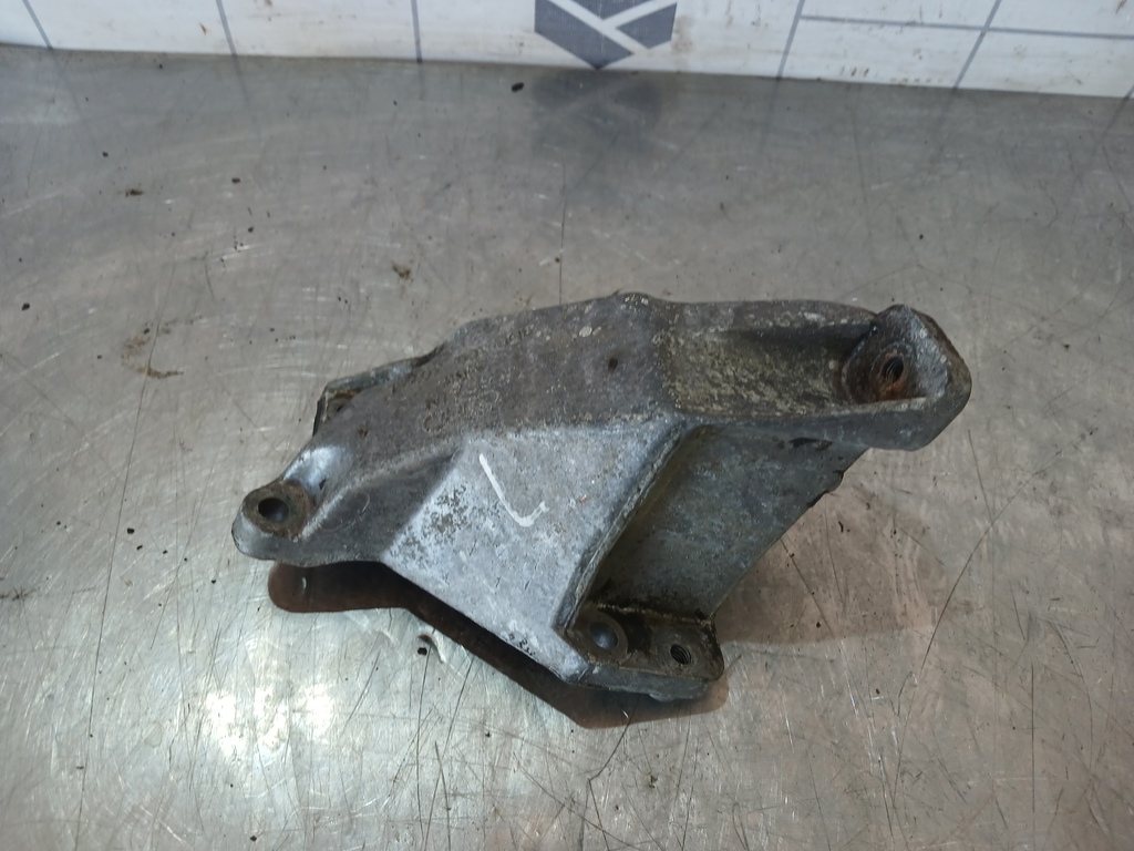 VW Passat B5 96-00 для Кронштейн опоры двигателя