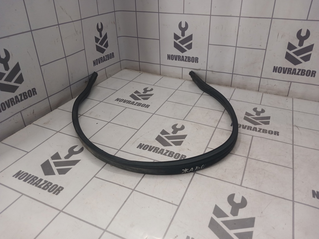 VW Passat  B3  1988-1993 для Уплотнитель капота