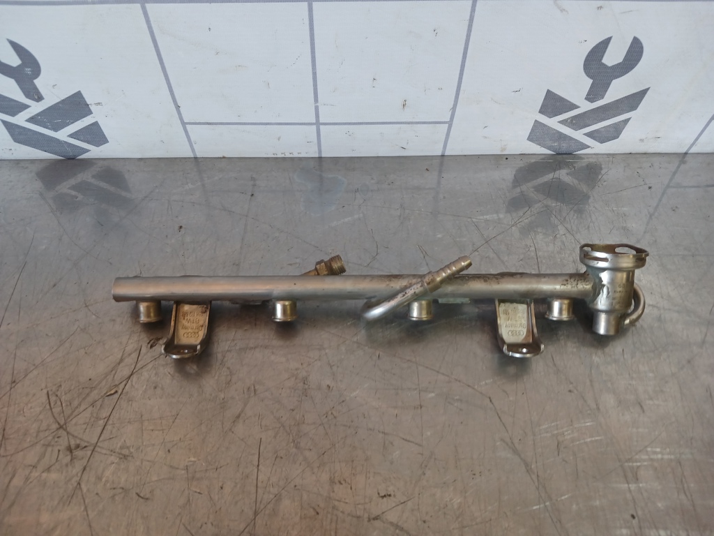 Audi A6 (C4) 1994-1997 для Рейка топливная (рампа)