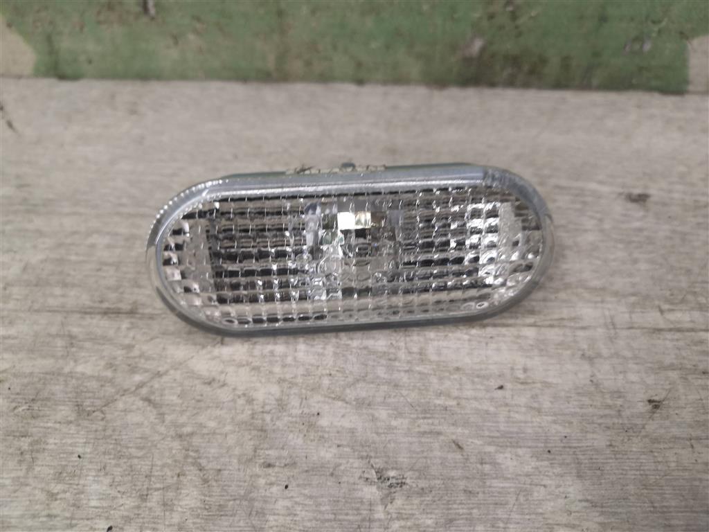 VW Polo Classic 95-02 для Повторитель на крыло белый