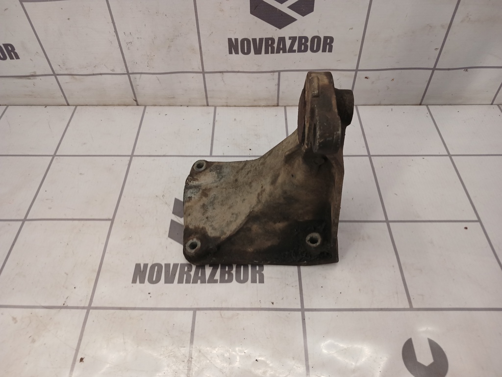 VW Golf 3 Vento 91-97 для Кронштейн двигателя правый