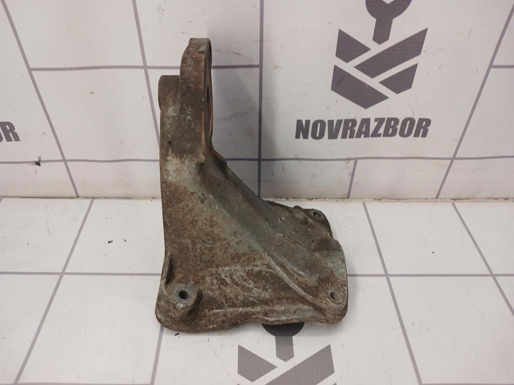 VW Golf 3 Vento 91-97 для Кронштейн двигателя правый