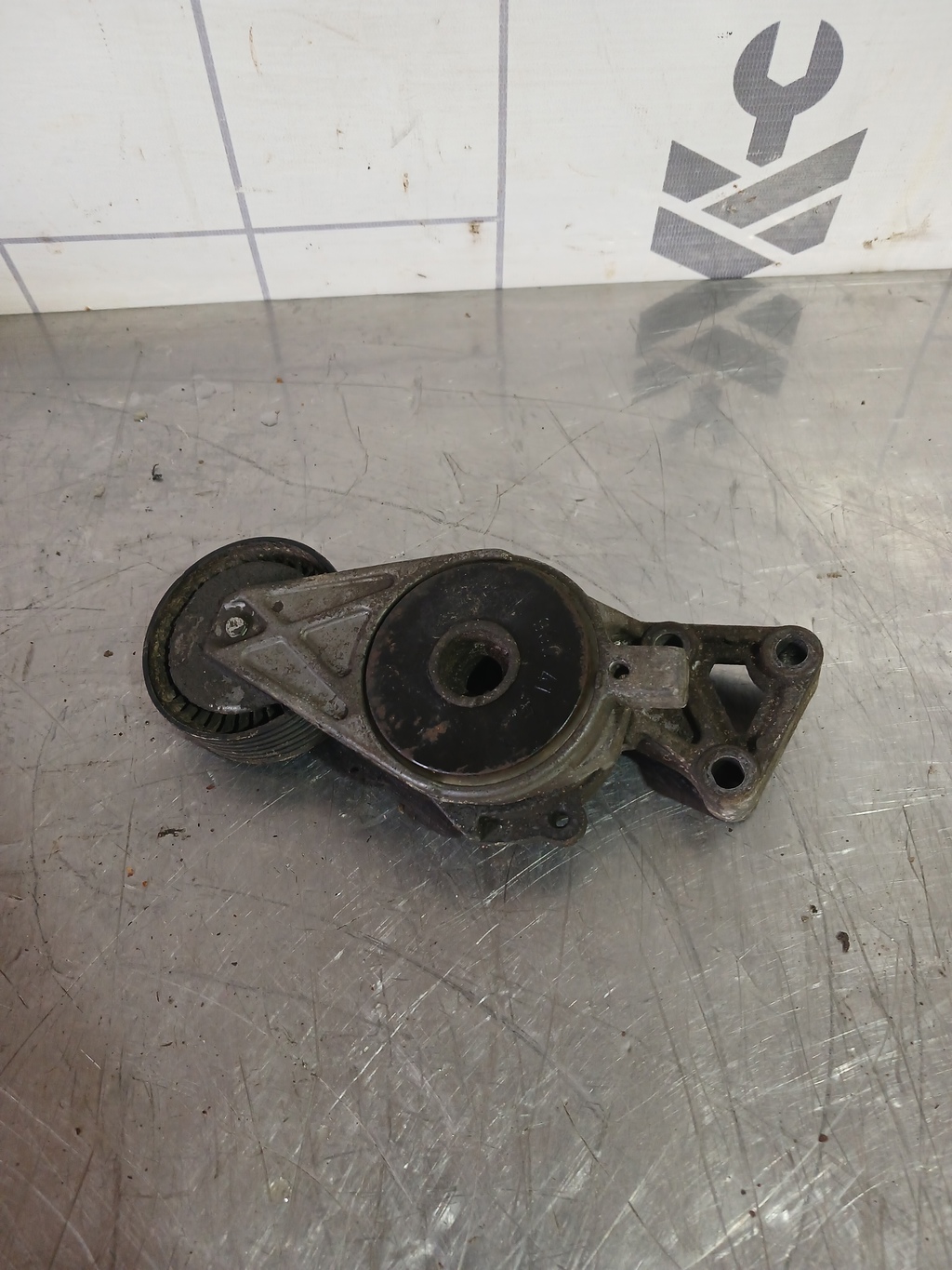 VW Golf 4 Bora 97-05 для Ролик руч.ремня с кронштейном