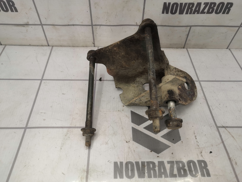 VW Golf 3 Vento 91-97 для Кронштейн двигателя передний