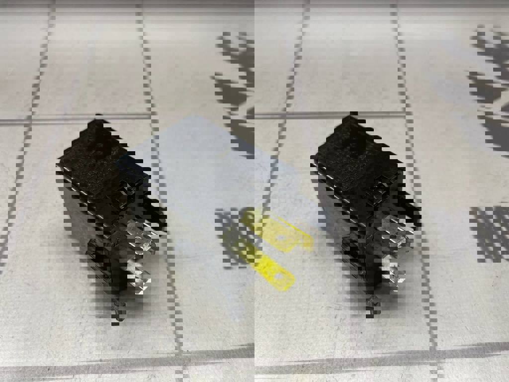 Hyundai Elantra 3  00-05 для Реле поворотов