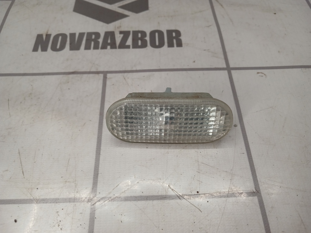 VW Passat B5 96-00 для Повторитель на крыло