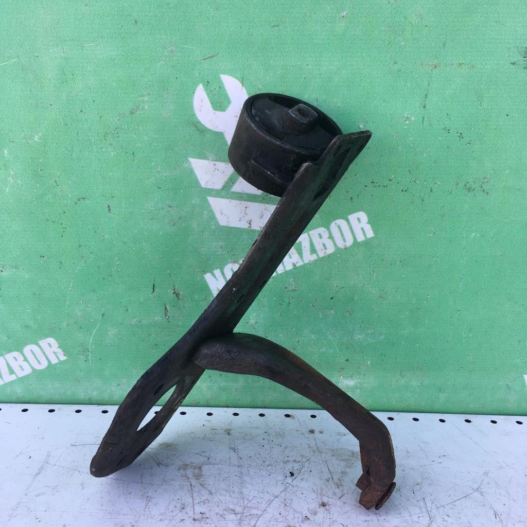 Audi  80 B2 80-86 для Кронштейн ТНВД