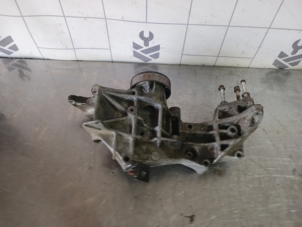 Audi A6 (C4) 1994-1997 для Кронштейн генератора