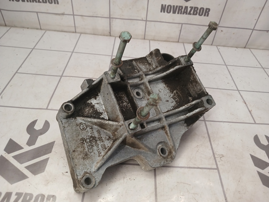 Audi A6 (C4) 1994-1997 для Кронштейн кондиционера