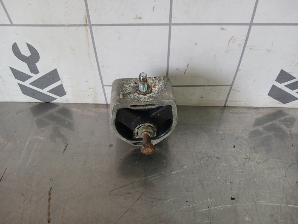 VW Passat B5 96-00 для Опора КПП левая