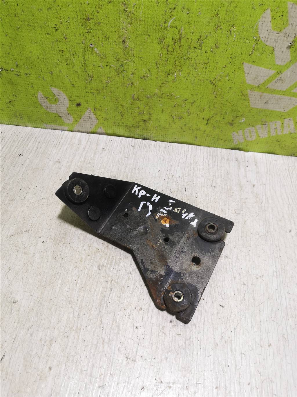 Nissan Primera P11 96-02 для Кронштейн бачка гидроусилителя