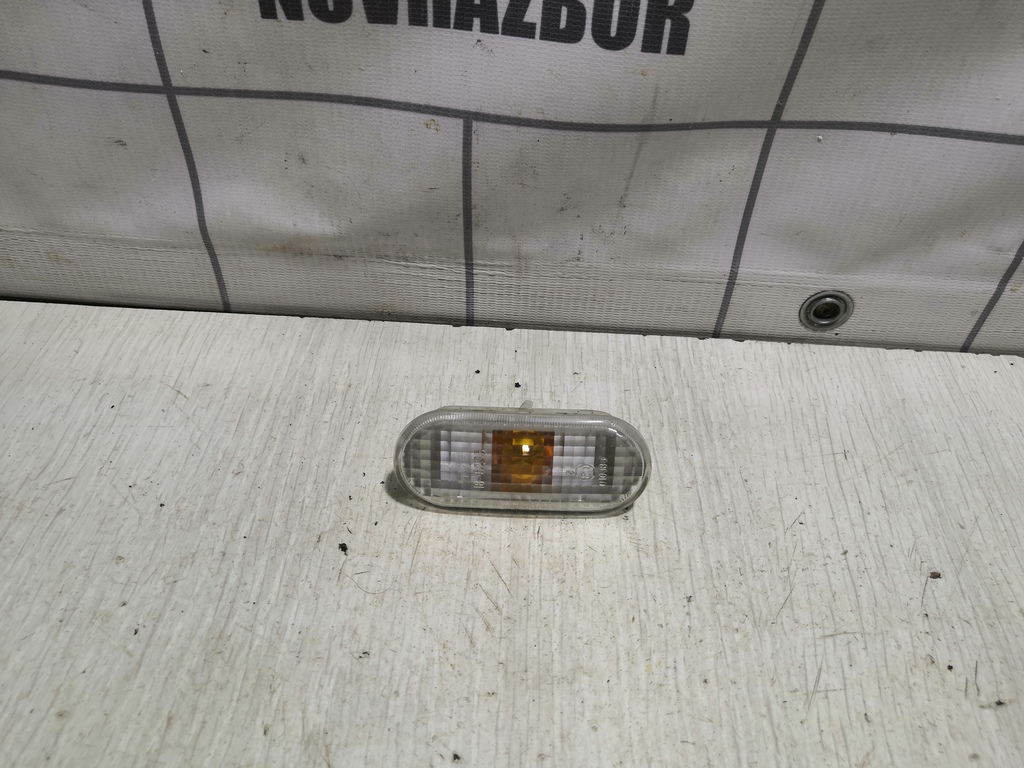 VW Golf 4 Bora 97-05 для Повторитель на крыло белый