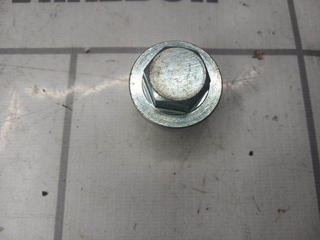 VW Passat B5 96-00 для Пробка маслосливная