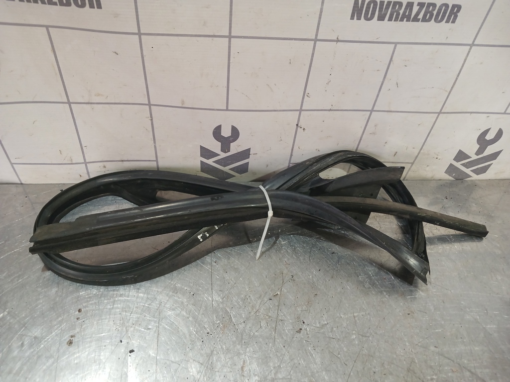 Audi A6 (C4) 1994-1997 для Уплотнитель стекла двери