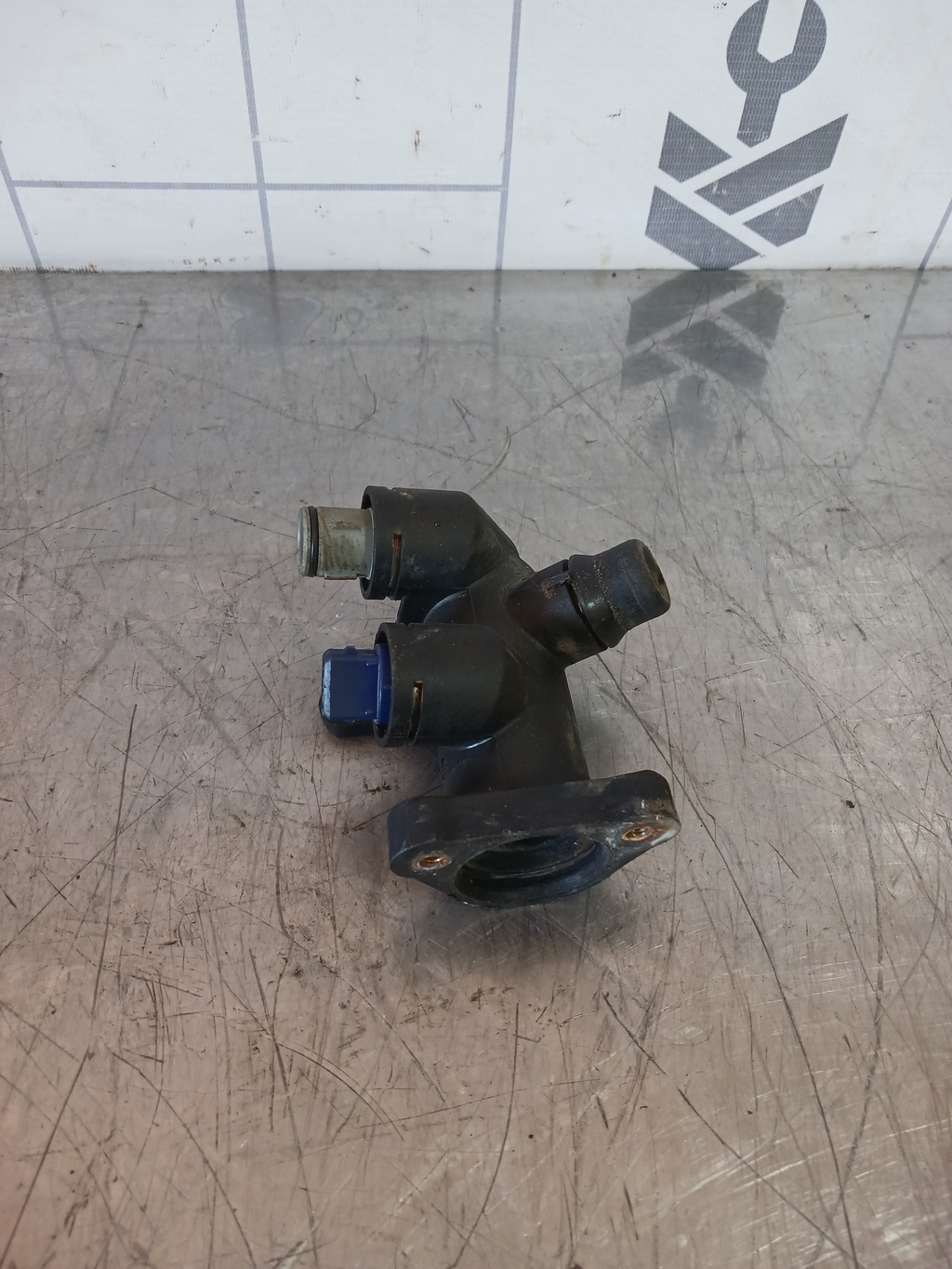 Audi A6 (C4) 1994-1997 для Фланец двигателя системы охлаждения