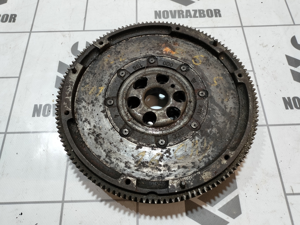 VW Passat B6 05-10 для Маховик