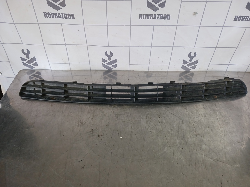 Audi 80  90  B3  86-91 для Решетка в бампер центральная