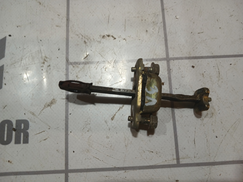 VW Passat  B3  1988-1993 для Ограничитель двери