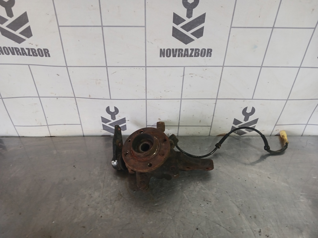 Renault Clio 2 Symbol 1998-2008 для Кулак поворотный передний правый