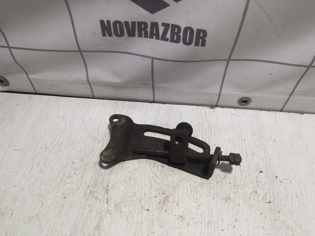 Mazda 626 (GE) 1992-1997 для Кронштейн ролика-натяжителя руч. ремня