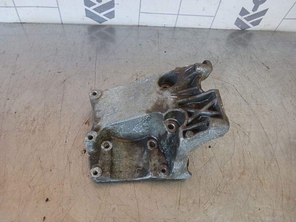 Ford Focus 2 05-08 для Кронштейн кондиционера