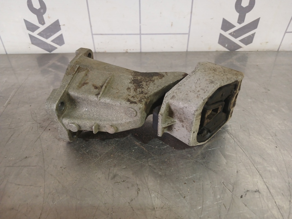 Audi A6 (C4) 1994-1997 для Кронштейн КПП левый