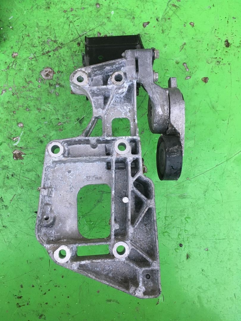 VW Golf 6 09-12 для Кронштейн генератора