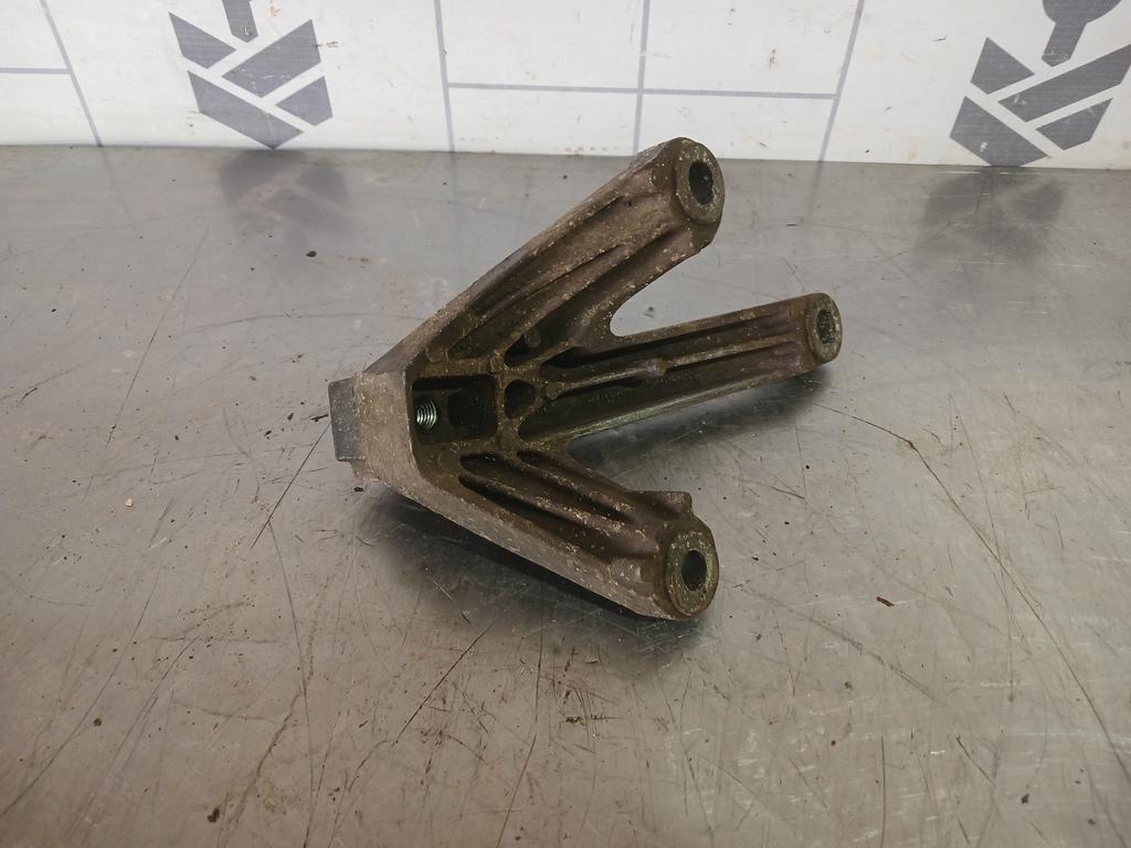 Ford Focus 2 05-08 для Кронштейн КПП левый