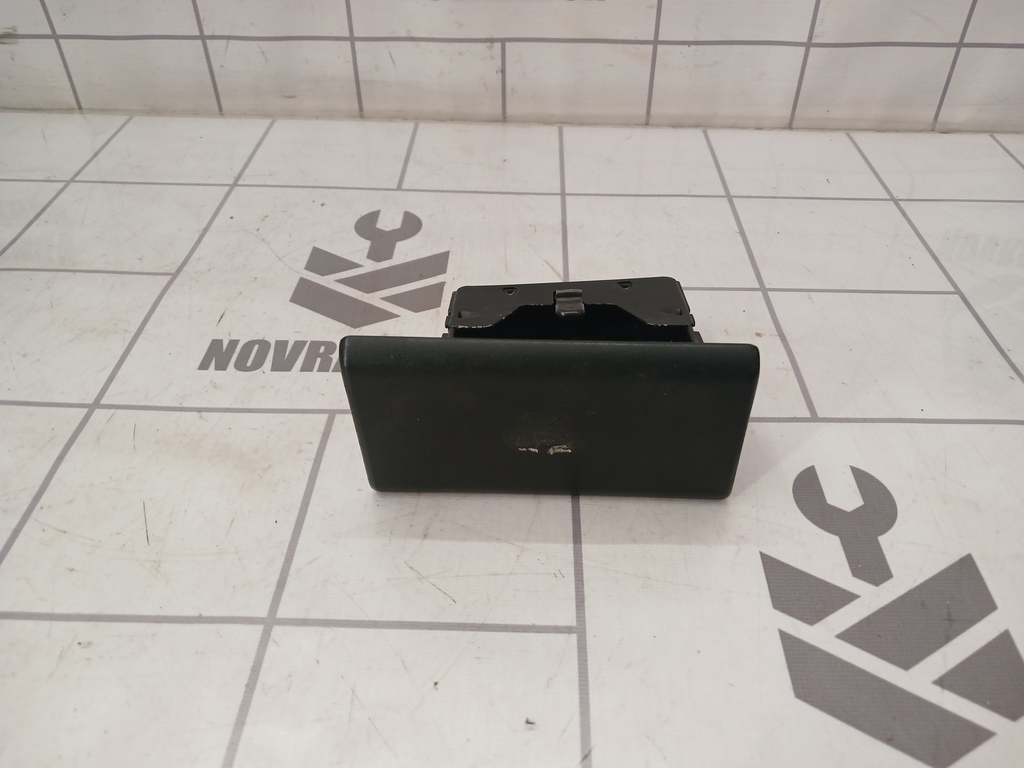 VW Passat  B3  1988-1993 для Ящик для инструментов