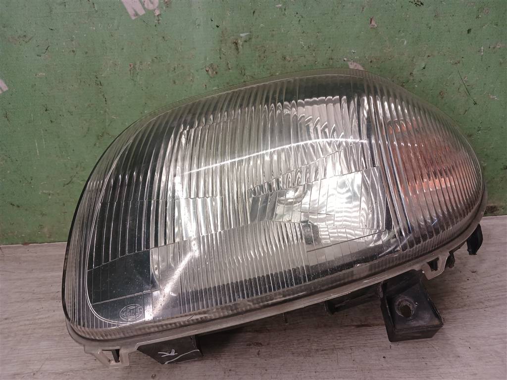 Renault Clio 2 Symbol 1998-2008 для Фара левая