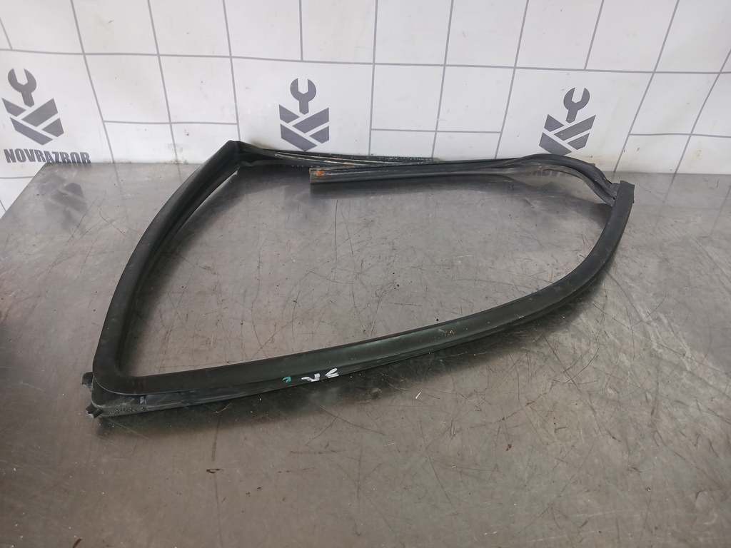 Suzuki SX4 2006-2013 для Уплотнитель стекла двери