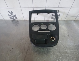 Рамка магнитолы для Kia RIO 1 2000-2004  запчасти бу