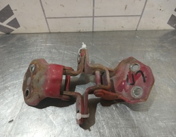 Петля двери передней для Mazda 323 BA 94-98  запчасти бу