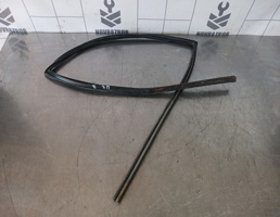 Уплотнитель стекла двери для Mazda Mazda 3  BK  02-09  запчасти бу