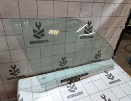 Стекло двери передней правой для Volvo 440 1992-1994  запчасти бу