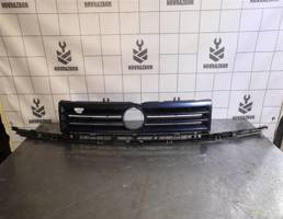 Решетка радиатора для VW Golf 3 Vento 91-97  запчасти бу