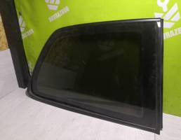 Стекло кузовное глухое правое для Suzuki Baleno 98-07  запчасти бу