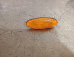 Повторитель на крыло желтый для Mazda 323 BA 94-98  запчасти бу