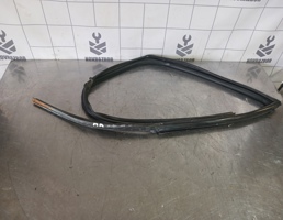 Уплотнитель стекла двери для Suzuki SX4 2006-2013  запчасти бу