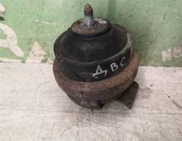 Опора двигателя правая для VW Passat B4 94-96  запчасти бу
