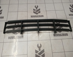 Решетка в бампер центральная для Skoda Fabia 2007-2015  запчасти бу